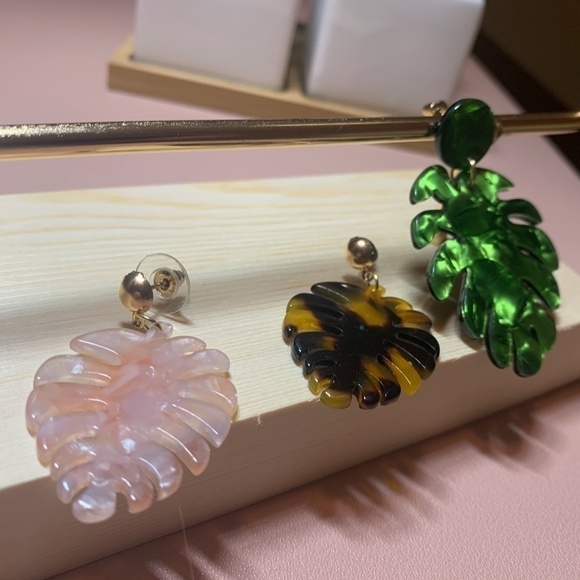 SALE💚 any 3 for $18 💚
 Leaf Tortoise Acrylic Statement Earrings - Picture 1 of 6